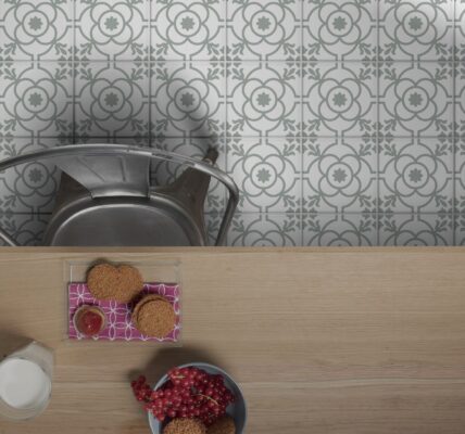 The floor is covered in a white and grey patterned tile. The pattern consists of repeating four-leaf clover shapes with a circular design in the centre. The pattern creates a sense of symmetry and elegance.