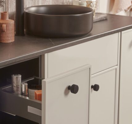 Maximise storage space with fitted furniture - the Elan range from Roper Rhodes