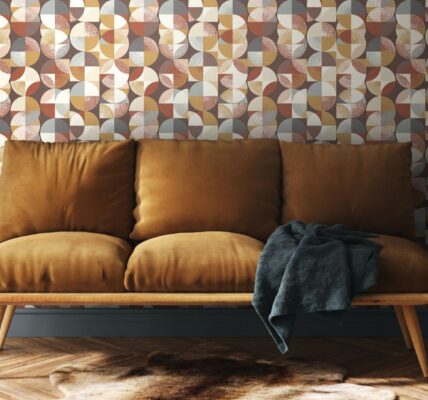 A living room with a three-seater sofa, wooden parquet flooring and denim blue curtains. The background features a geometric wallpaper in different shades of brown, orange and amber